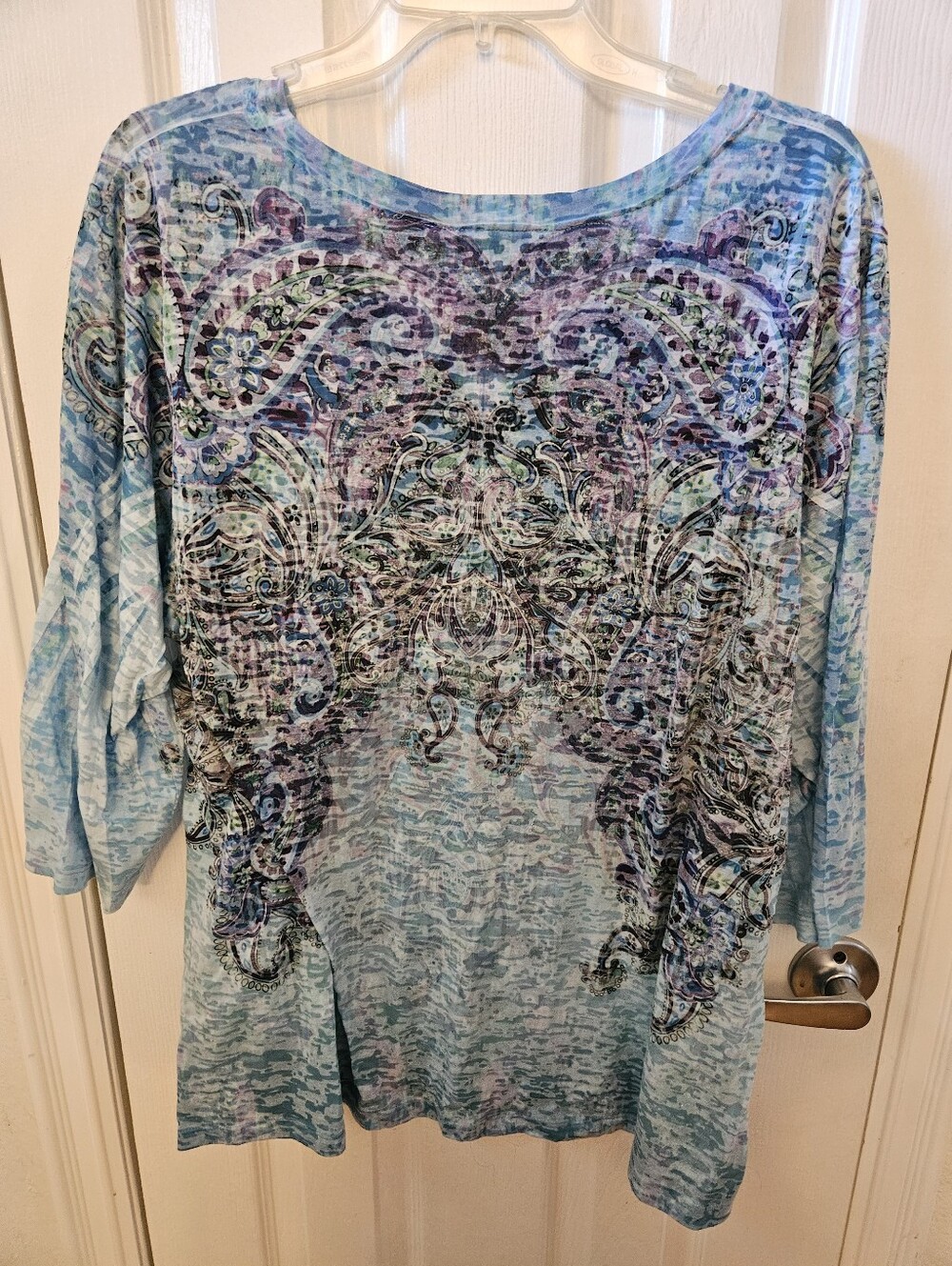 Avenue 22/24 V-Neck 3/4 Sleeve Lightweight Blouse with Shiny Details on Front - Picture 3 of 4